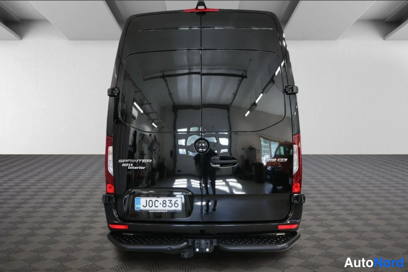 Takaa: Mercedes-Benz Sprinter -pakettiauton takaosa suoraan takaa, rekisterikilpi, kytkin näkyy puskurissa.