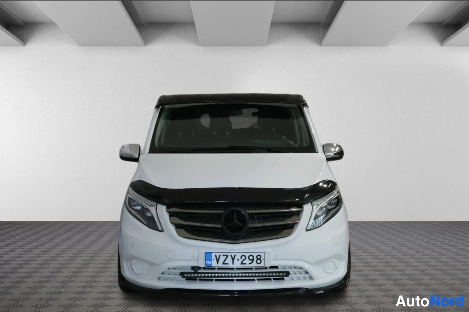 Edestä: Valkoisen Mercedes-Benz Vito -pakettiauton etunäkymä, rekisteritunnus.