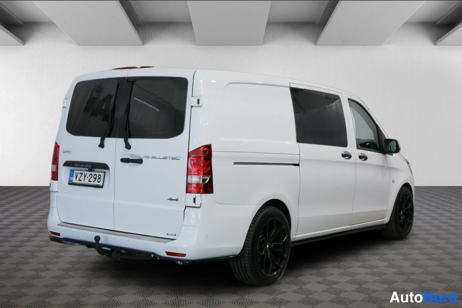 Takaviisto: Valkoisen Mercedes-Benz Vito -pakettiauton takaosa ja oikea kylki viistosta, rekisteritunnus.