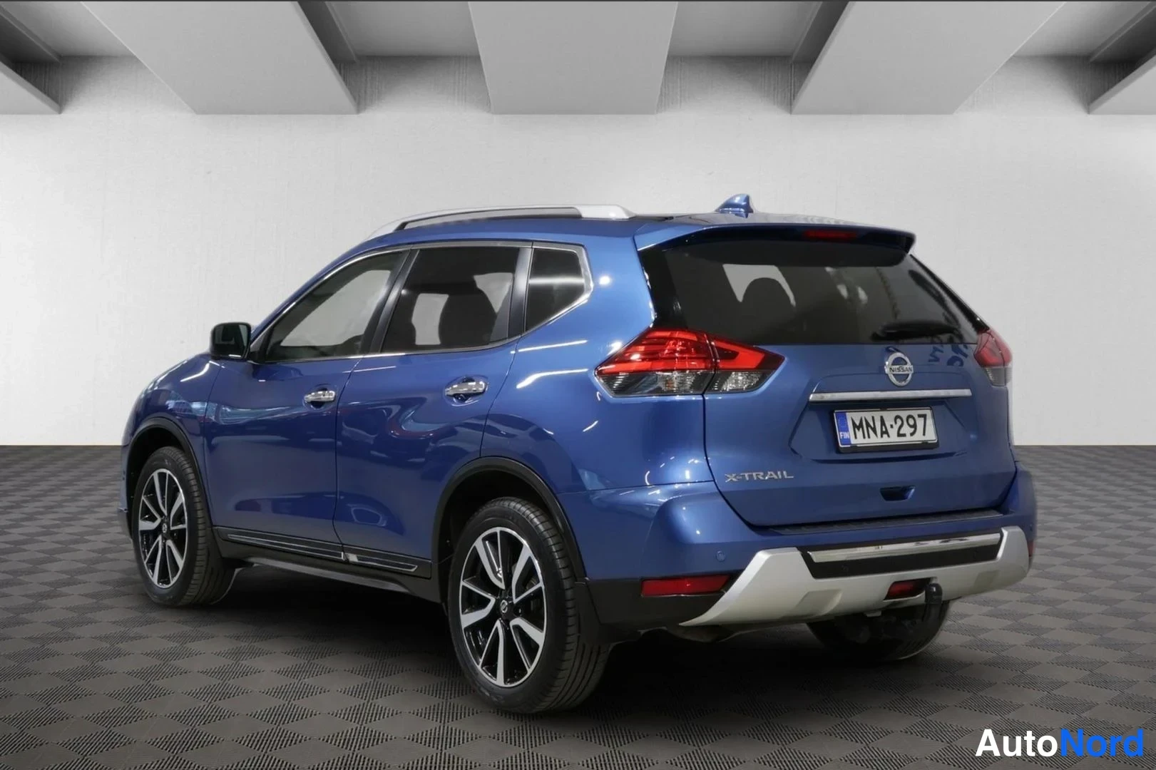 Takaviisto: Takaviisto kuva sinisestä Nissan X-Trailista, X-Trail-teksti ja rekisterikilpi perälädessä.