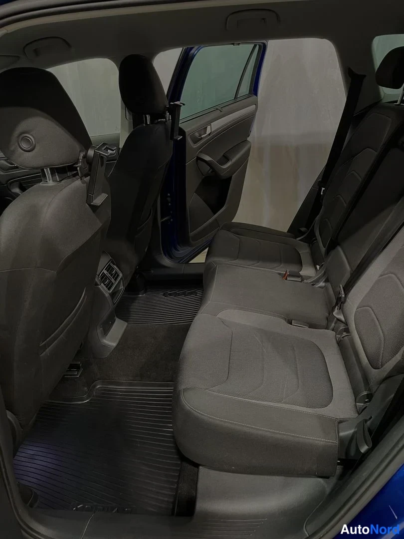 Muu: Takapenkku ja tavaratilan edusta: tummat kangasistuimet ja kumimatot.