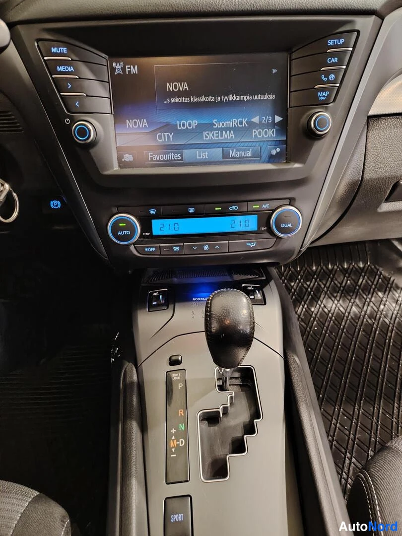 Edestä: Keskinäyttö radiokanavalla NOVA ja automaattivaihteen valitsin