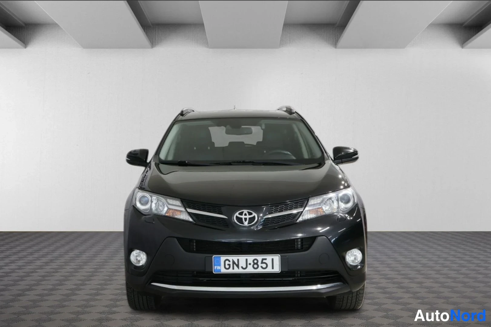 Edestä: Mustan Toyota RAV4:n suora etunäkymä, keulalla rekisterikilpi.