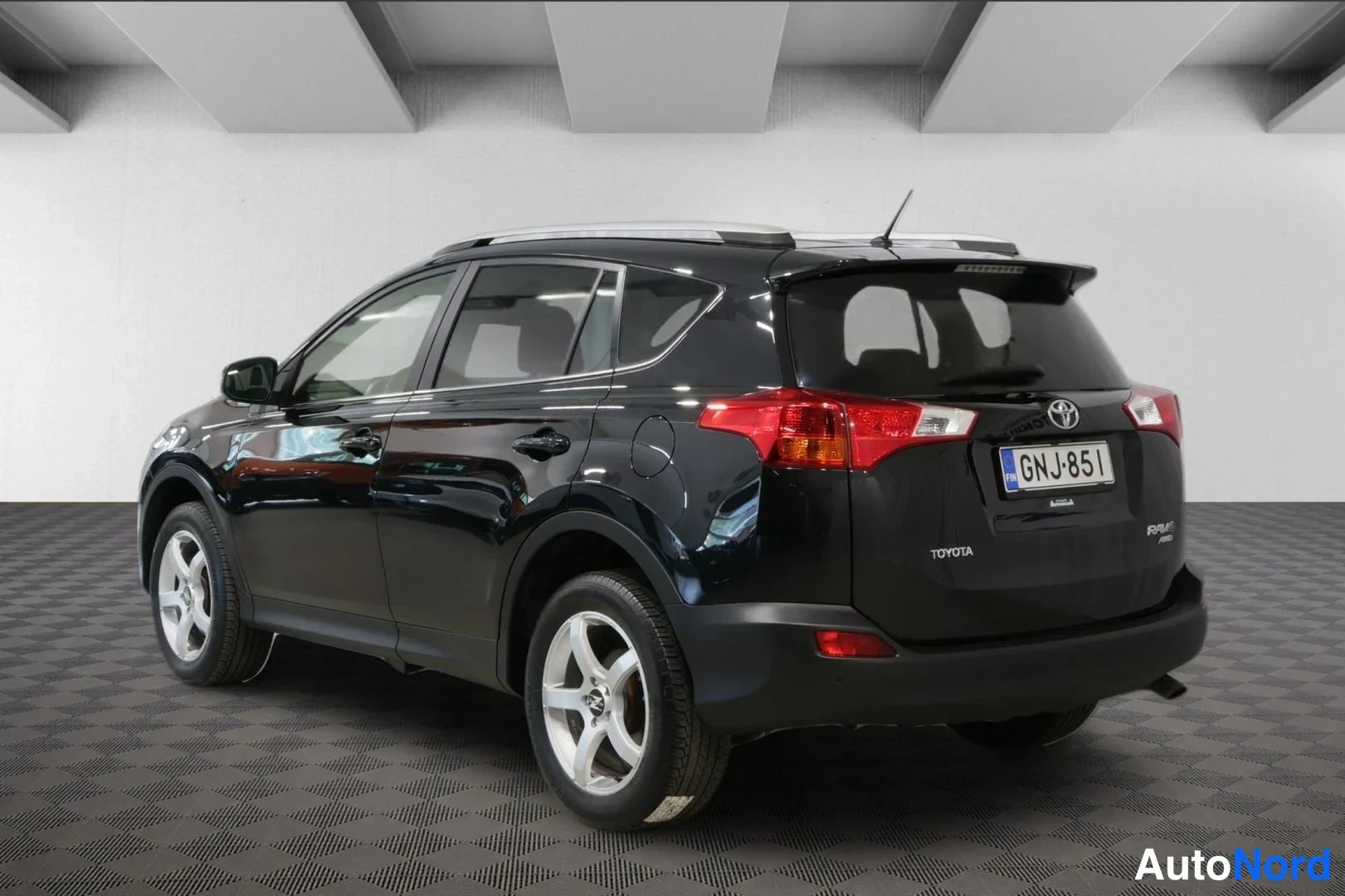 Takaviisto: Mustan Toyota RAV4:n takakulmanäkymä, takaluukulla rekisterikilpi.