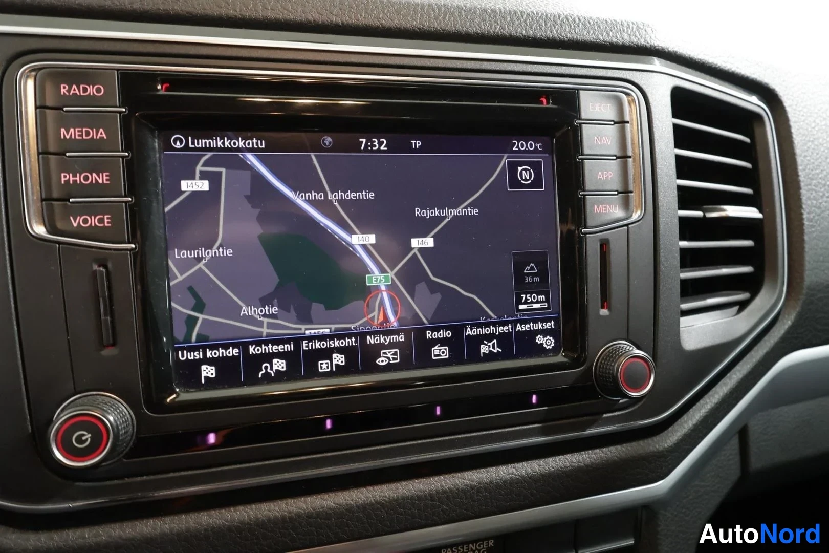 Yksityiskohta: Infotainment-naytto naviatio karttanakymalla: reitti E75:lla Lahden suunnassa, kellonaika 7:32 ja laitoIlampötila 20,0 astetta.