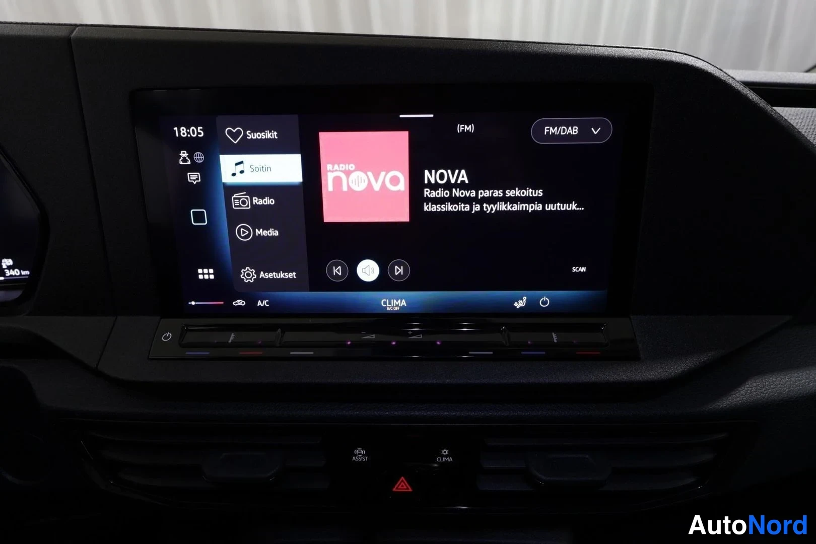 Edestä: Auton kosketusnäytössä soi Radio Nova, valikossa Suosikit, Soitin, Radio, Media ja Asetukset.