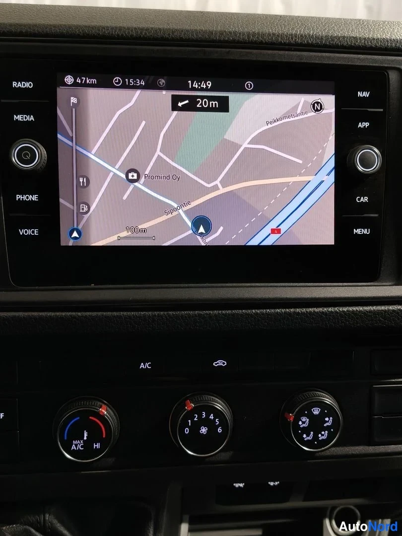Muu: Kojelaudan infotainmenruutu näyttää navigointikarttaa (aika 14:49, matka 47 km), alla kolme ilmastointisäädintä ja merkintä A/C.