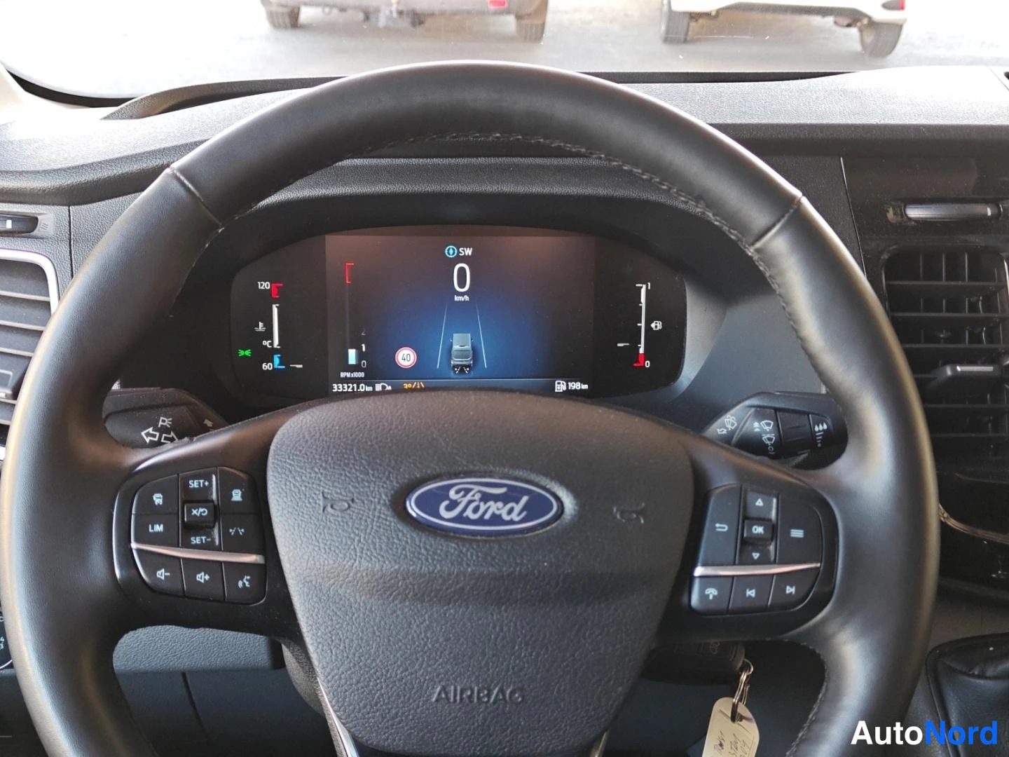 Muu: Ford-merkin ohjauspyörä, jota ympäröi puhallin- ja äänipainikkeet; merkinannonäyttö näyttää nopeuden 0 km/h ja matkamittarin 333210 km.