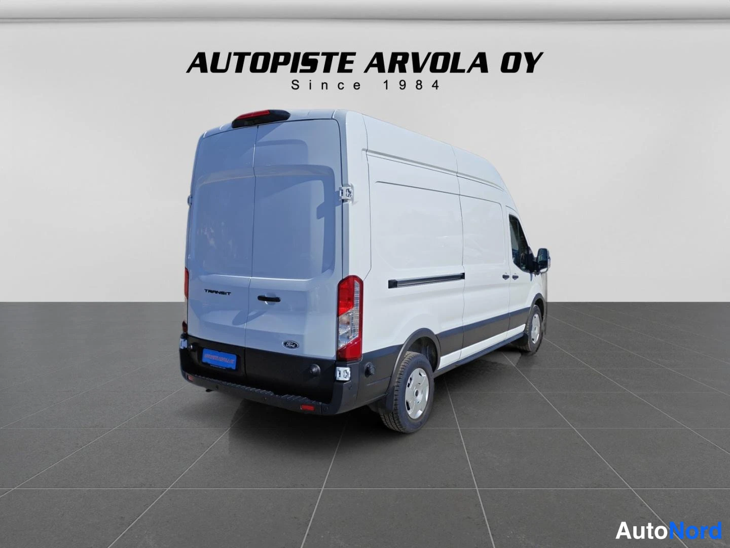 Takaviisto: Ford Transit 2025 - pakettiauto takaviistosta, korkeakattoinen valkoinen kori, kaksiosaiset takaovet, punaiset takavalot, harmaa laatoitettu lattia ja valkoinen