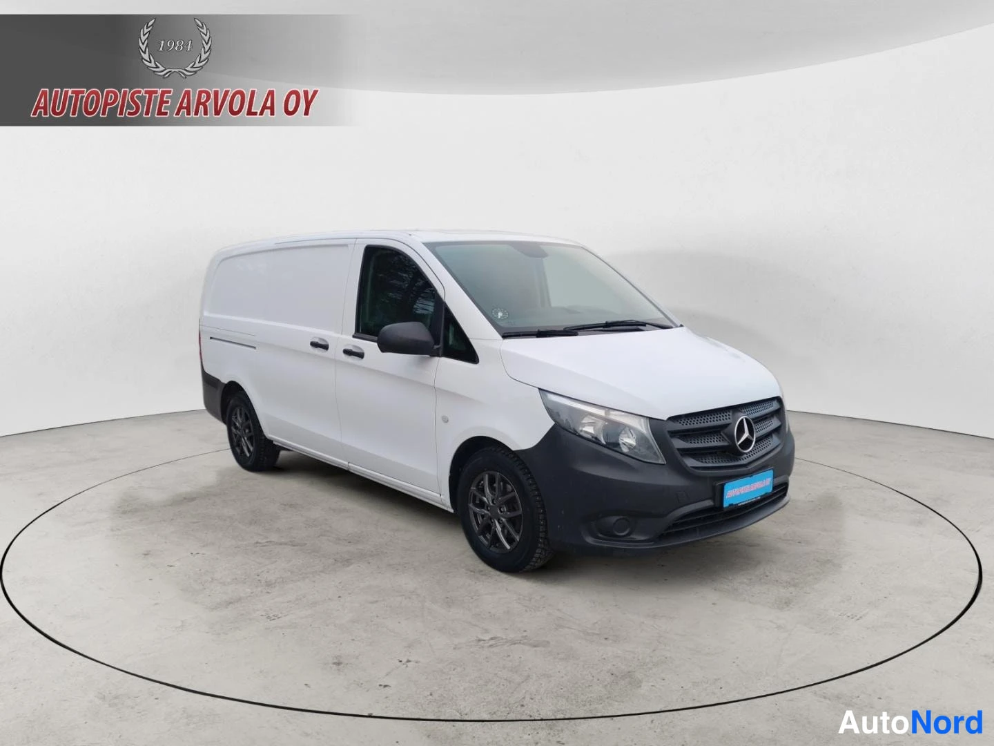Etuviisto, nokka oikealle: Mercedes-Benz Vito -pakettiauto etu-nelikulmasesti valokuvausstudiossa, valkoinen kori ja mustat puskurit.