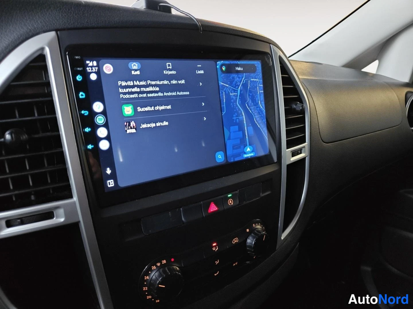 Muu: Kojelaudan kosketusnäyttö Android Auto -käyttöliittymällä, karttaanavigointi ruudulla.