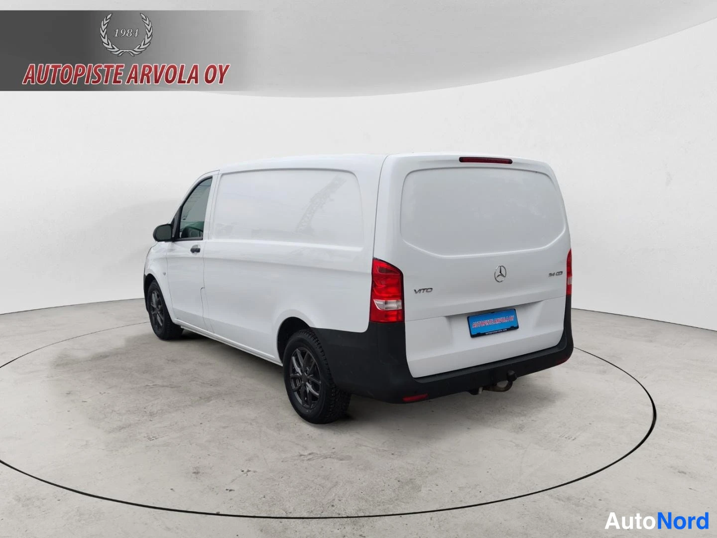 Takaviisto: Mercedes-Benz Vito -pakettiauto taka-nelikulmasesti, valkoinen koripaneeli, VITO-merkinta ja punaiset takavalot.