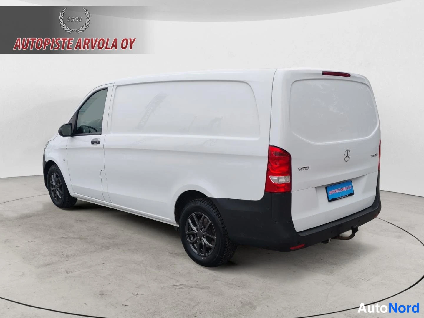 Takaviisto: Mercedes-Benz Vito -pakettiauto taka-nelikulmasesti, valkoinen koripaneeli, VITO-merkinta ja musta takapuskuri.