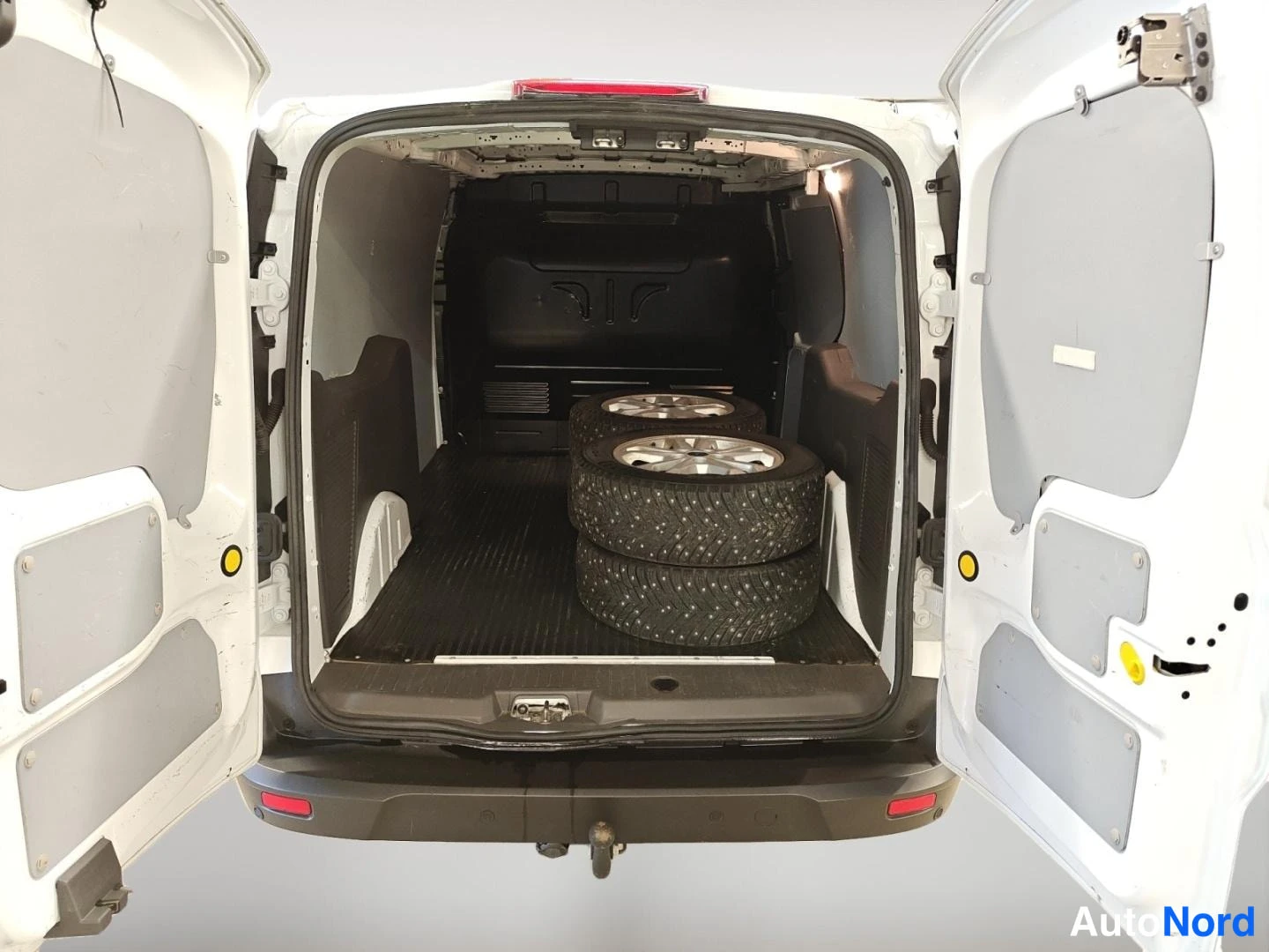 Takaviisto: Ford Transit Connect 2021 pakettiauto takaa kuvattuna, rekisterikilpi, SYNC 3 -näyttö, kuljettaja- ja matkustajanpaikka