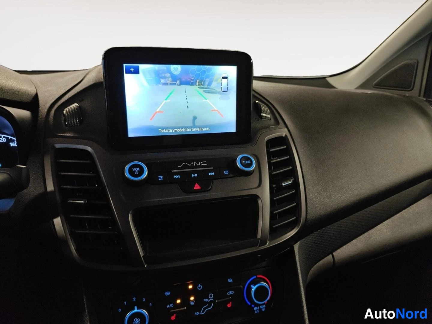 Takaviisto: SYNC 3 -multimediajärjestelmän näyttö lähikuvassa, Ford SYNC 3 -käyttöliittymä ja ilmastoinnin säätimet