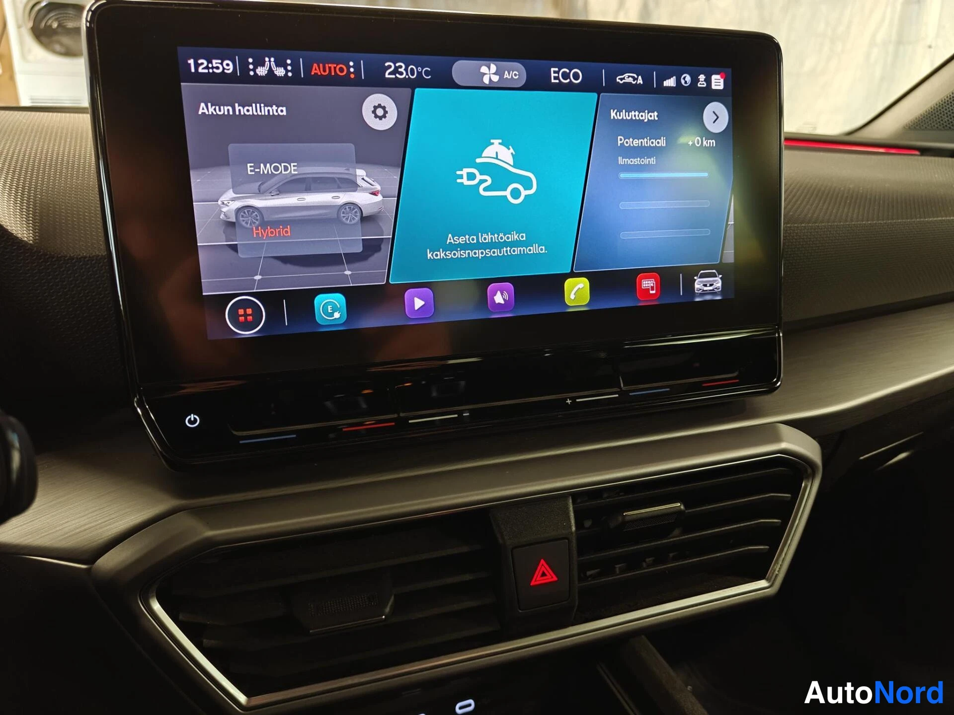 Muu: Kojelaudan infotainment-näyttö, jossa hybridsysteemin akunhallinta E-MODE-tilassa, latausajan asetus kaksoisnapsauttamalla sekä kulutusnäkymä (Potentiaali +0 km