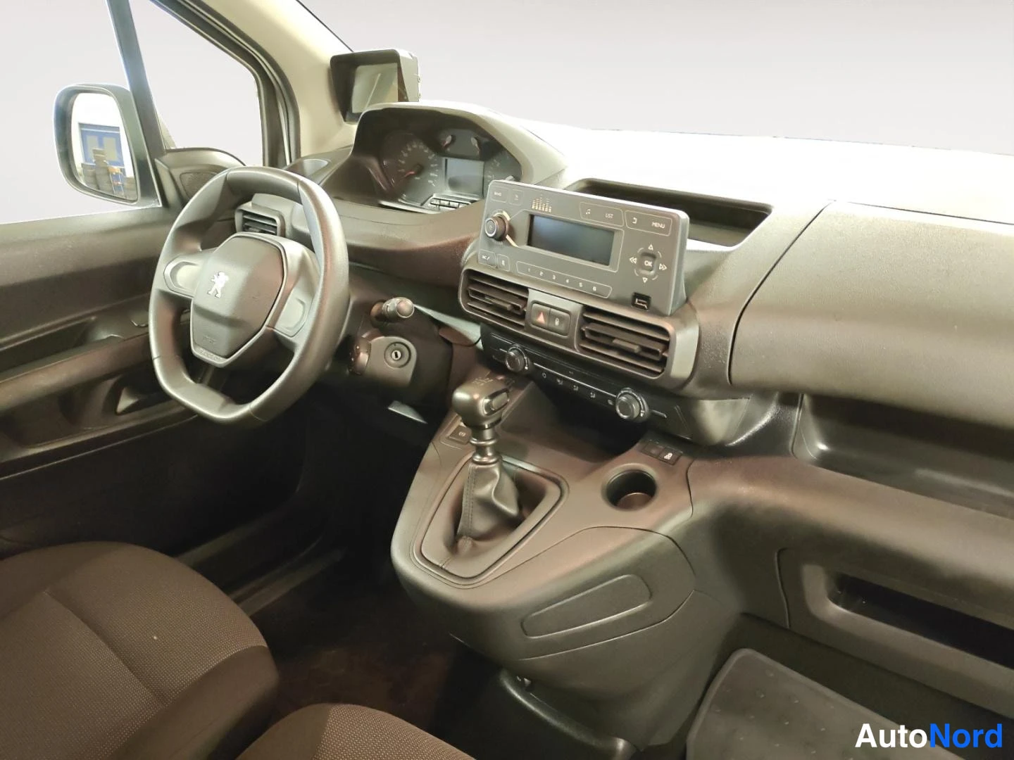 Muu: Ohjaamo vasemmalta: Peugeot-ohjauspyörä, manuaalivaihteiston vatupassi, radio ja kaasutinpaneeli.