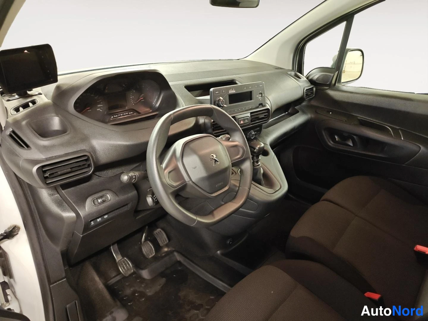 Muu: Ohjaamo kuvattuna etuovelta: Peugeot-ohjauspyörä, mittaristo ja keskikonsoli radioineen.