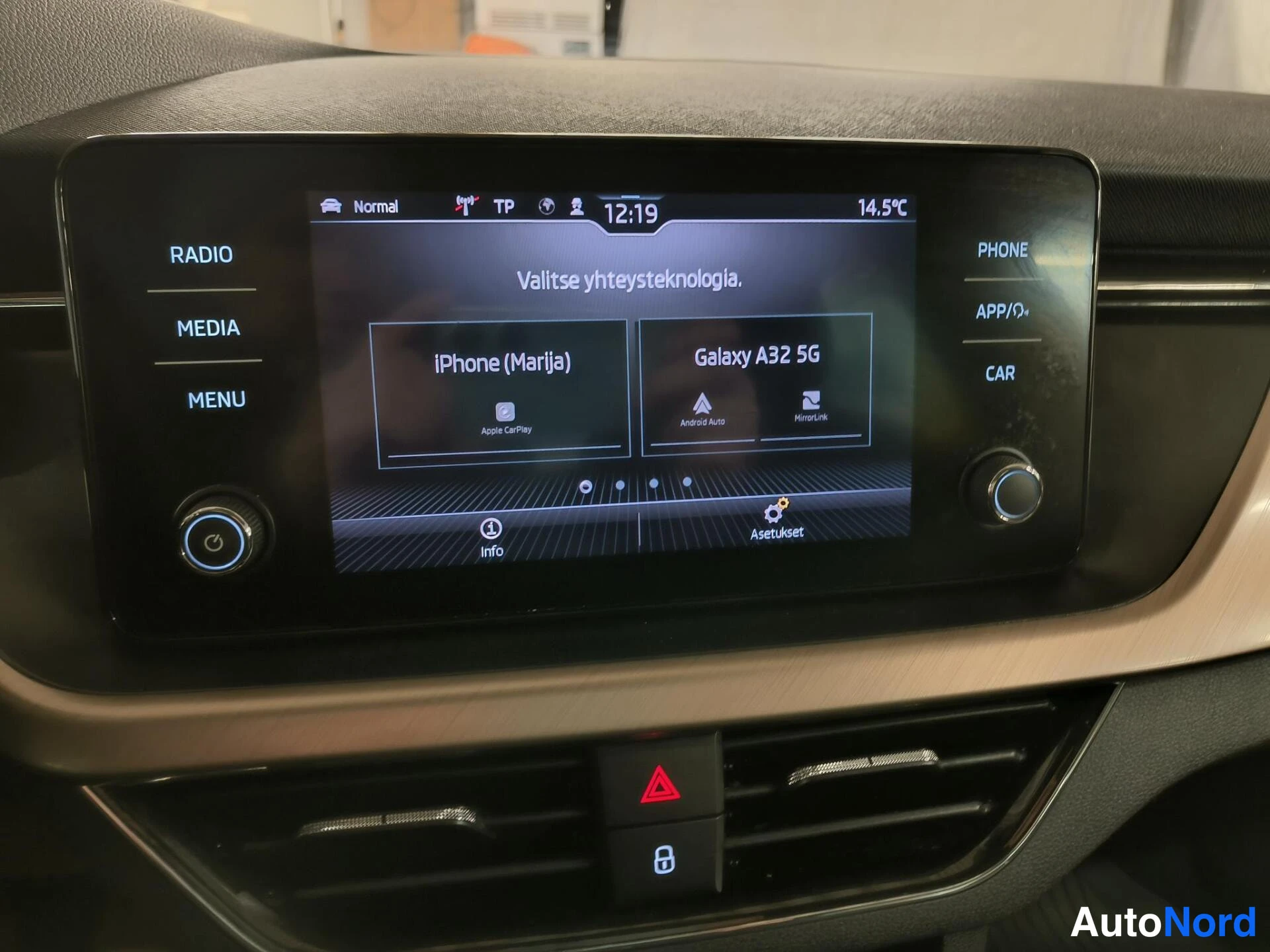 Muu: Infotainment-näyttö näyttää yhteysteknologiavalinnan: iPhone (Apple CarPlay) ja Galaxy A32 5G (Android Auto).