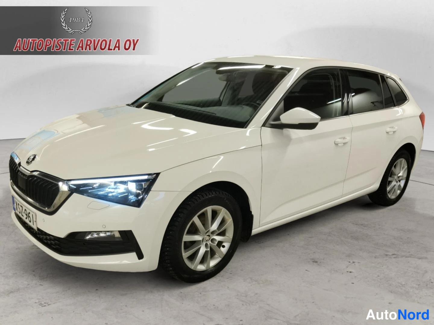 Etuviisto, nokka vasemmalle: Valkoinen Skoda Scala etu-kolmannesvasen studiovalokuvassa.