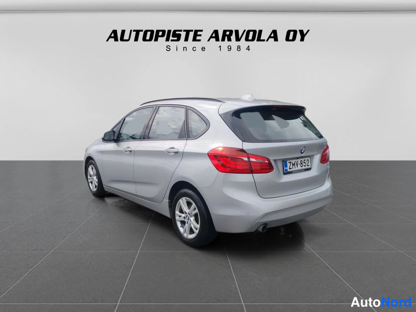 Takaviisto: BMW Active Tourer takaa vasemmalta, rekisterikilpi, hopeanhohtoinen koriväri.