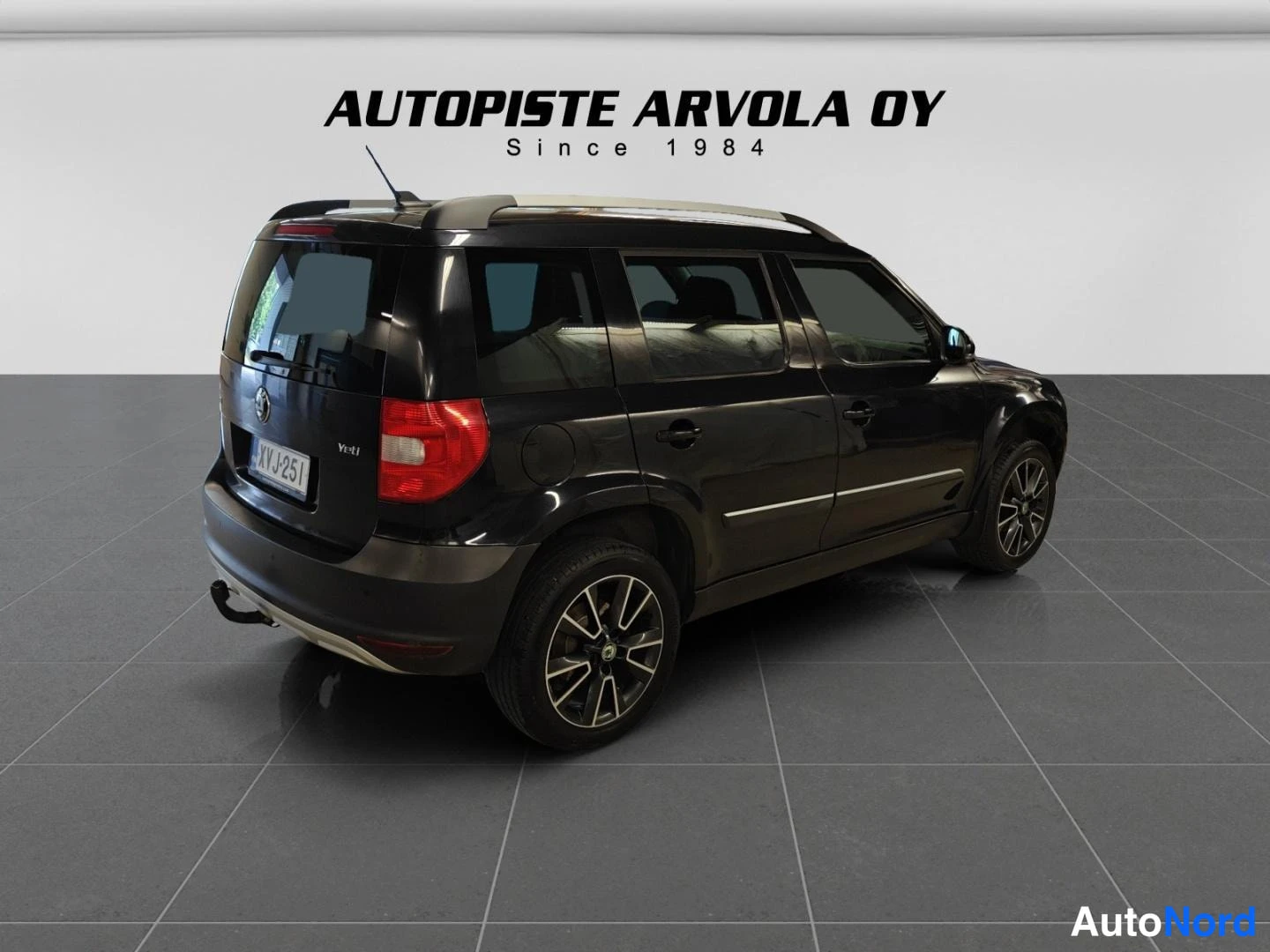 Takaviisto: Auton takaokoispästä kuva; mustan Skoda Yetin takaosa ja kylki, takana rekkytanko, rekisteri.