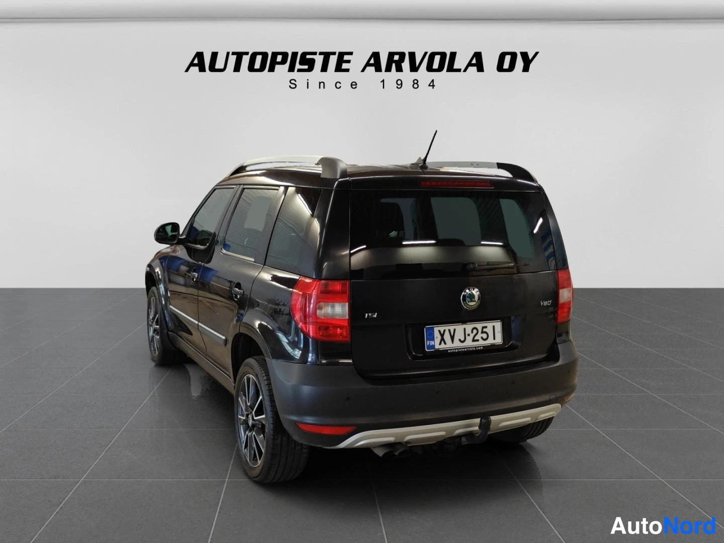 Takaviisto: Auton takaokoispästä kuva; mustan Skoda Yetin takapää, rekisteri ja rekkytanko näkyvissä.
