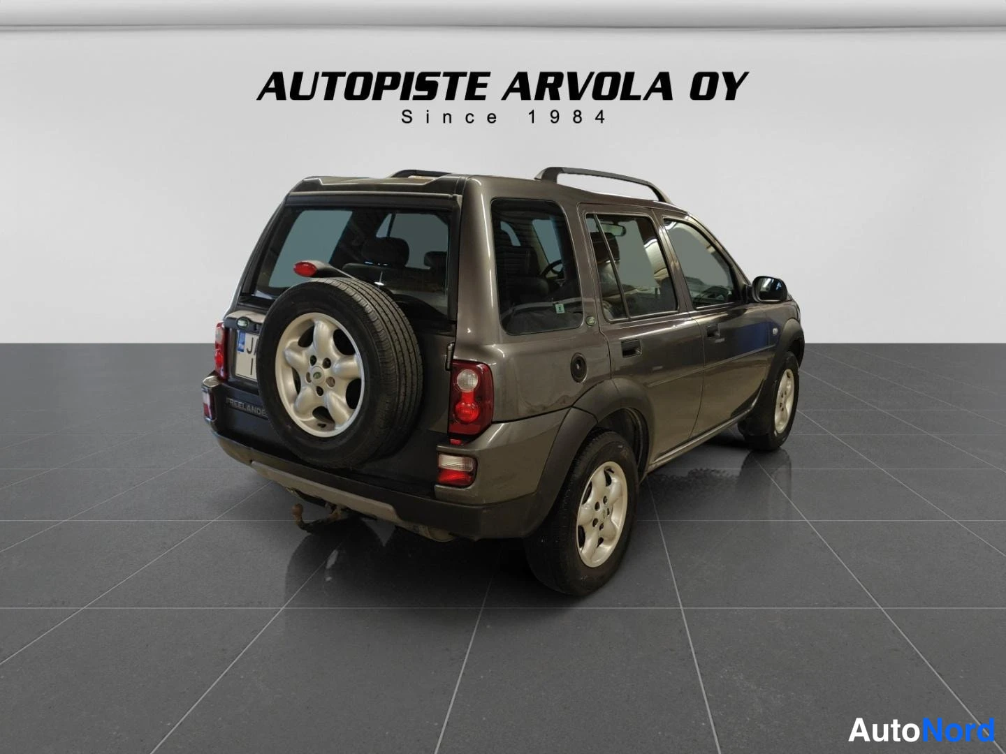 Takaviisto: Land Rover Freelander takaviisto vasemmalta kuvattuna, varapyörä takaluukussa.