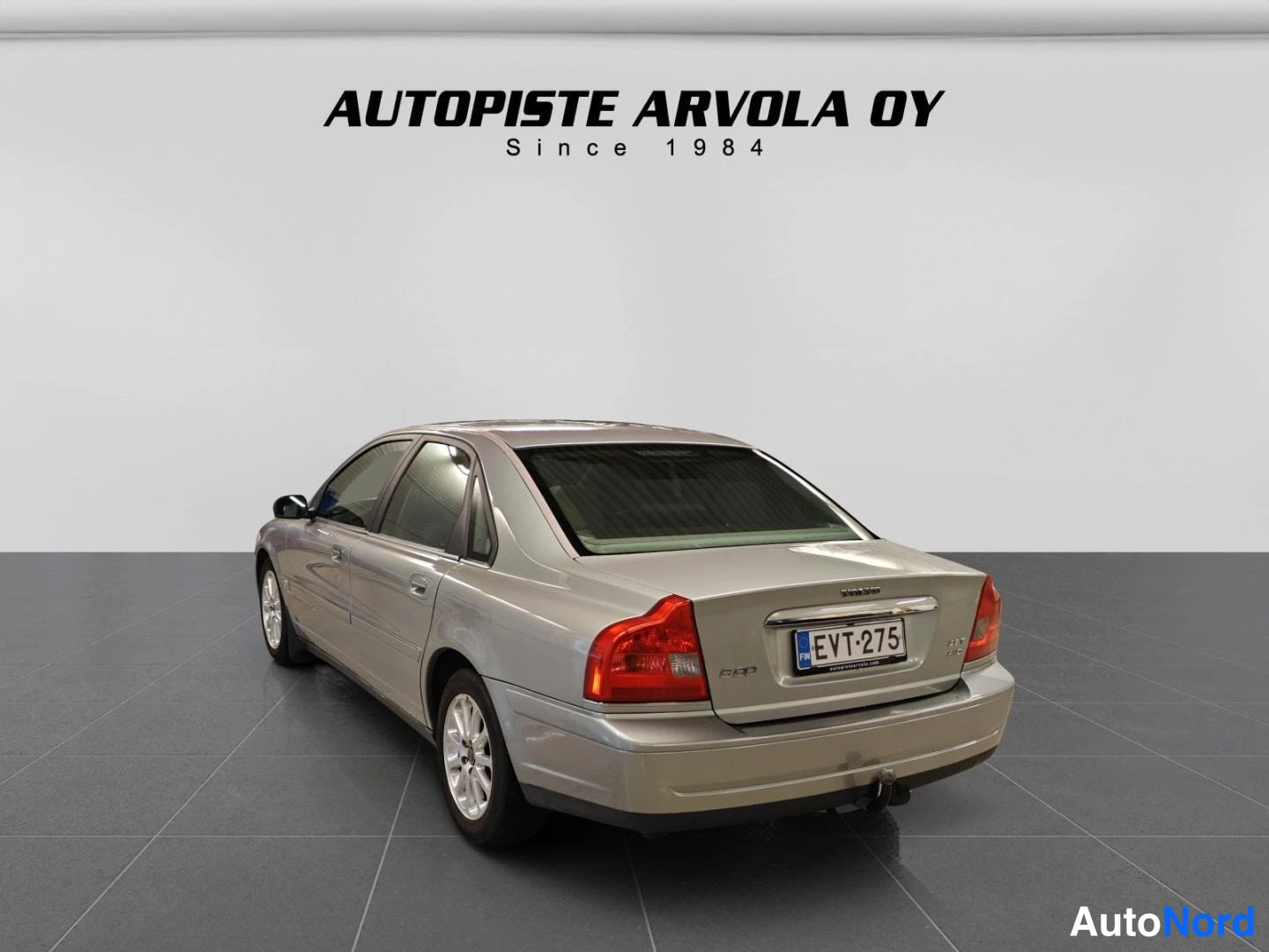 Takaviisto: Hopeanharmaa sedan takaa vasemmalta kuvattuna; rekisterikilpi ja vetokoukku näkyvät.
