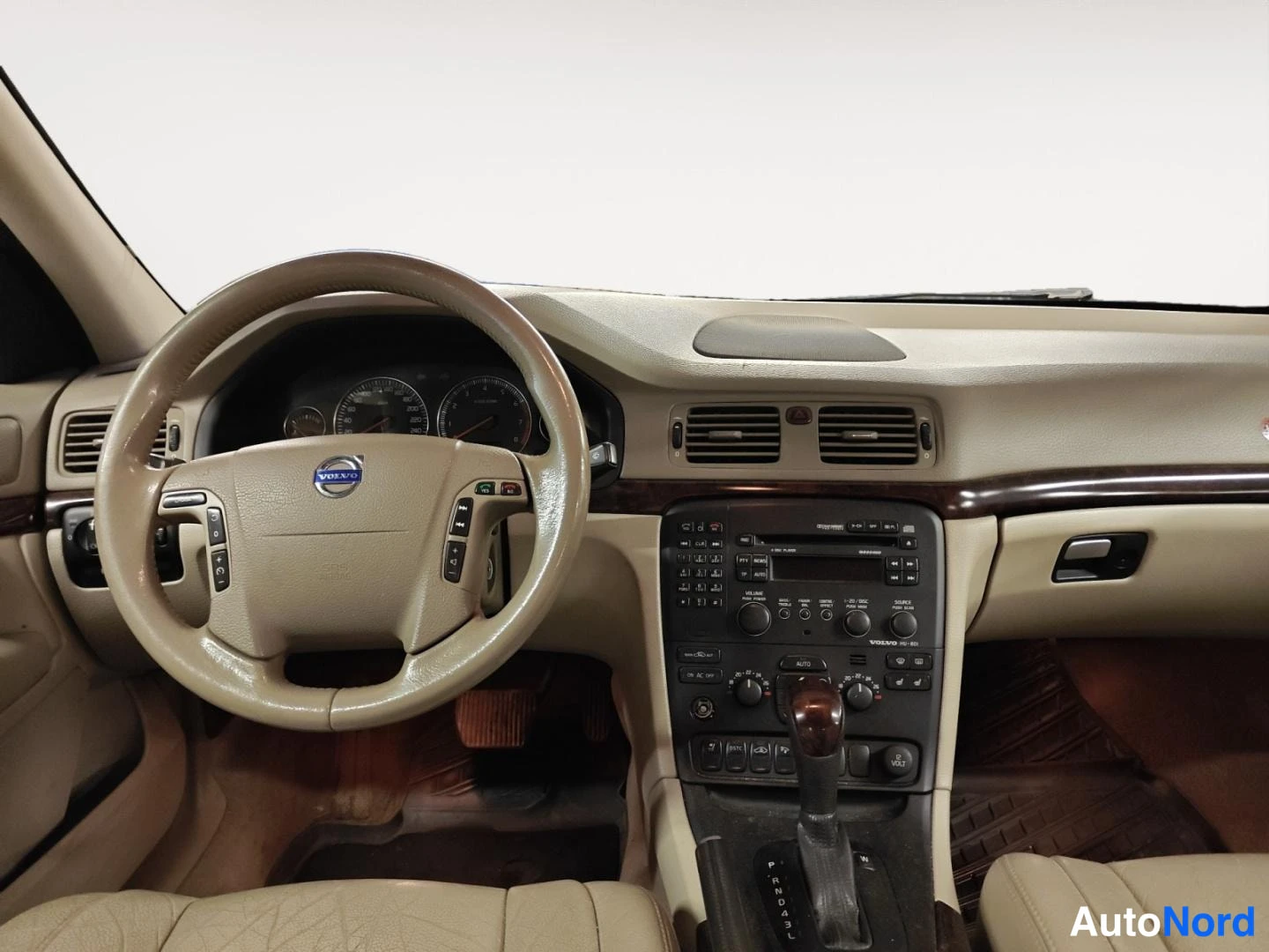 Muu: Volvo-ohjauspyörä ja beige kojelauta, automaattivaihtoehdon vaihteenvalitsin.