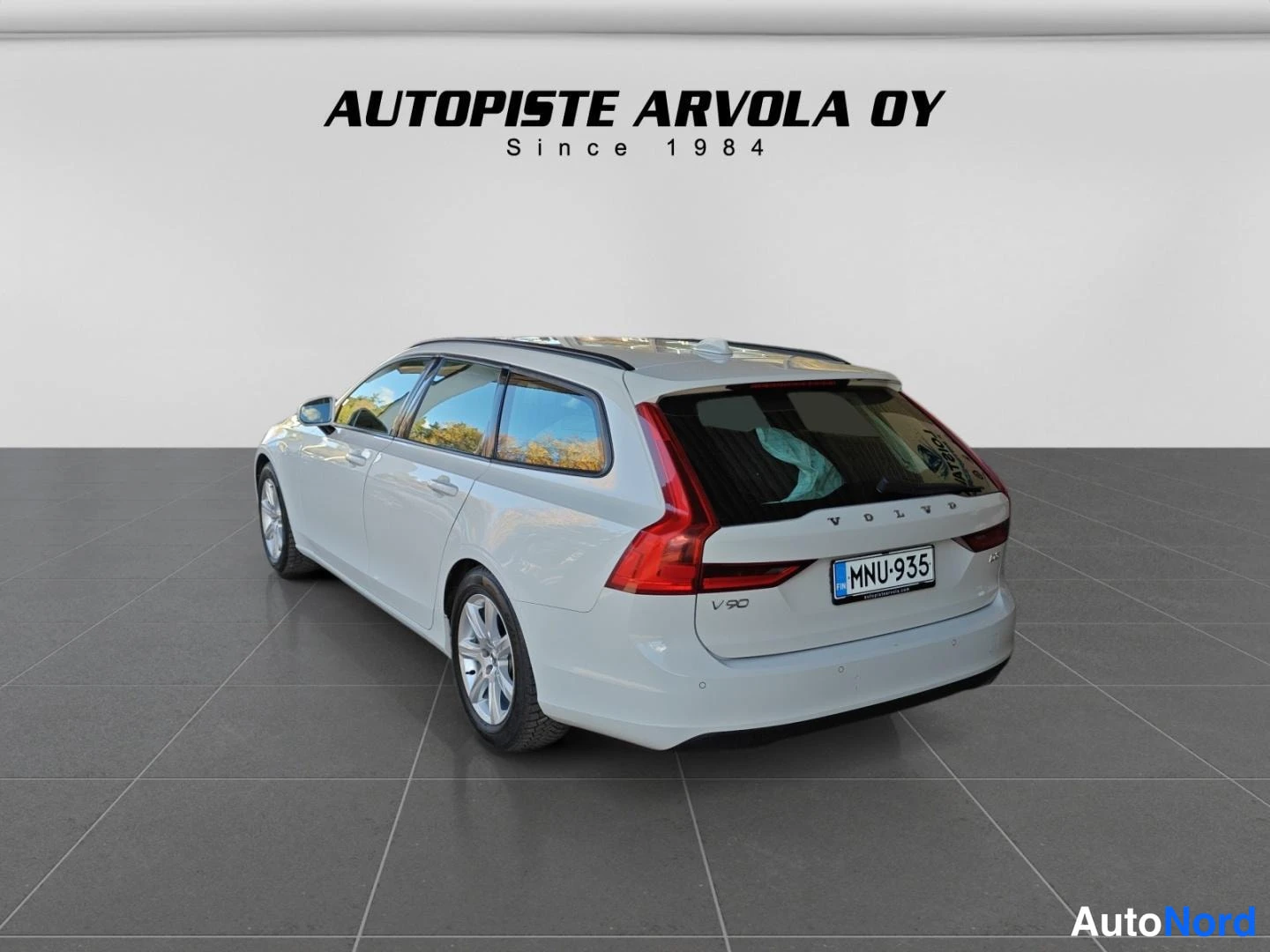 Valkoinen Volvo V90 2018, takaviisto, kuva 16