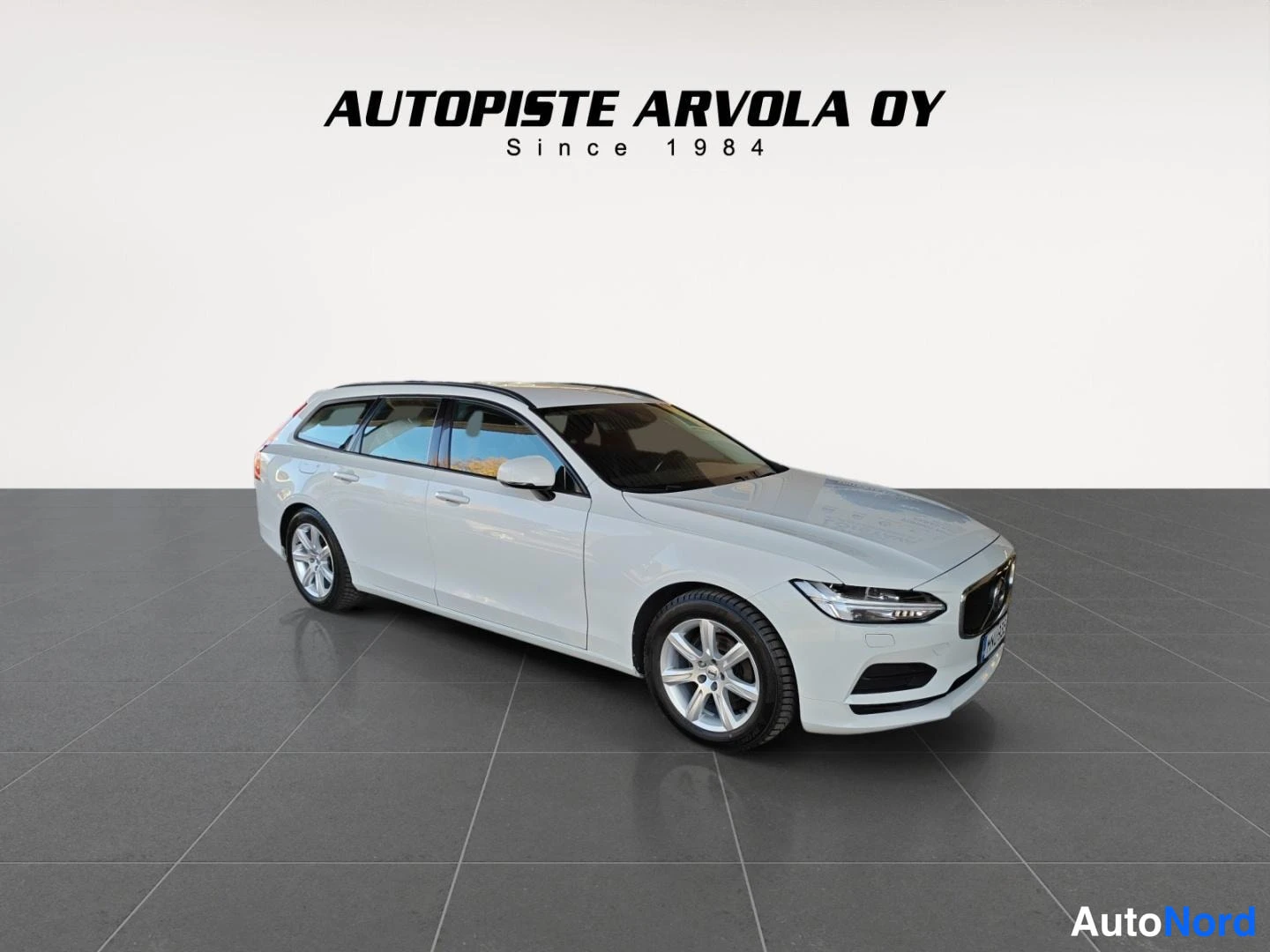 Valkoinen Volvo V90 2018, etuviisto, keula oikealle, kuva 8