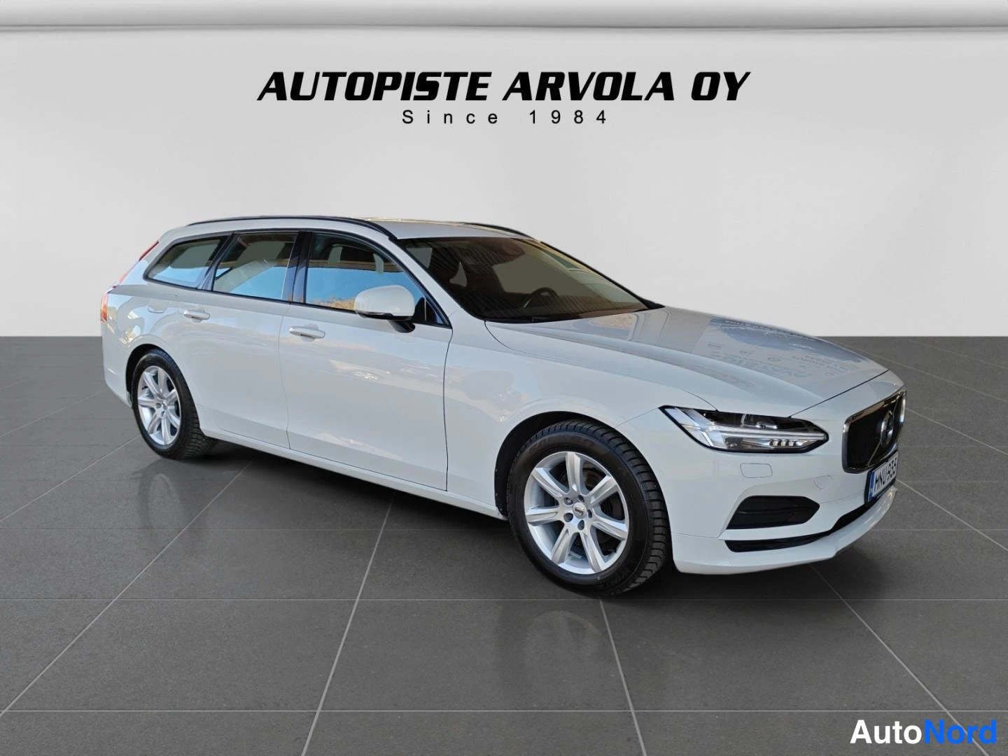 Valkoinen Volvo V90 2018, etuviisto, keula oikealle, kuva 9