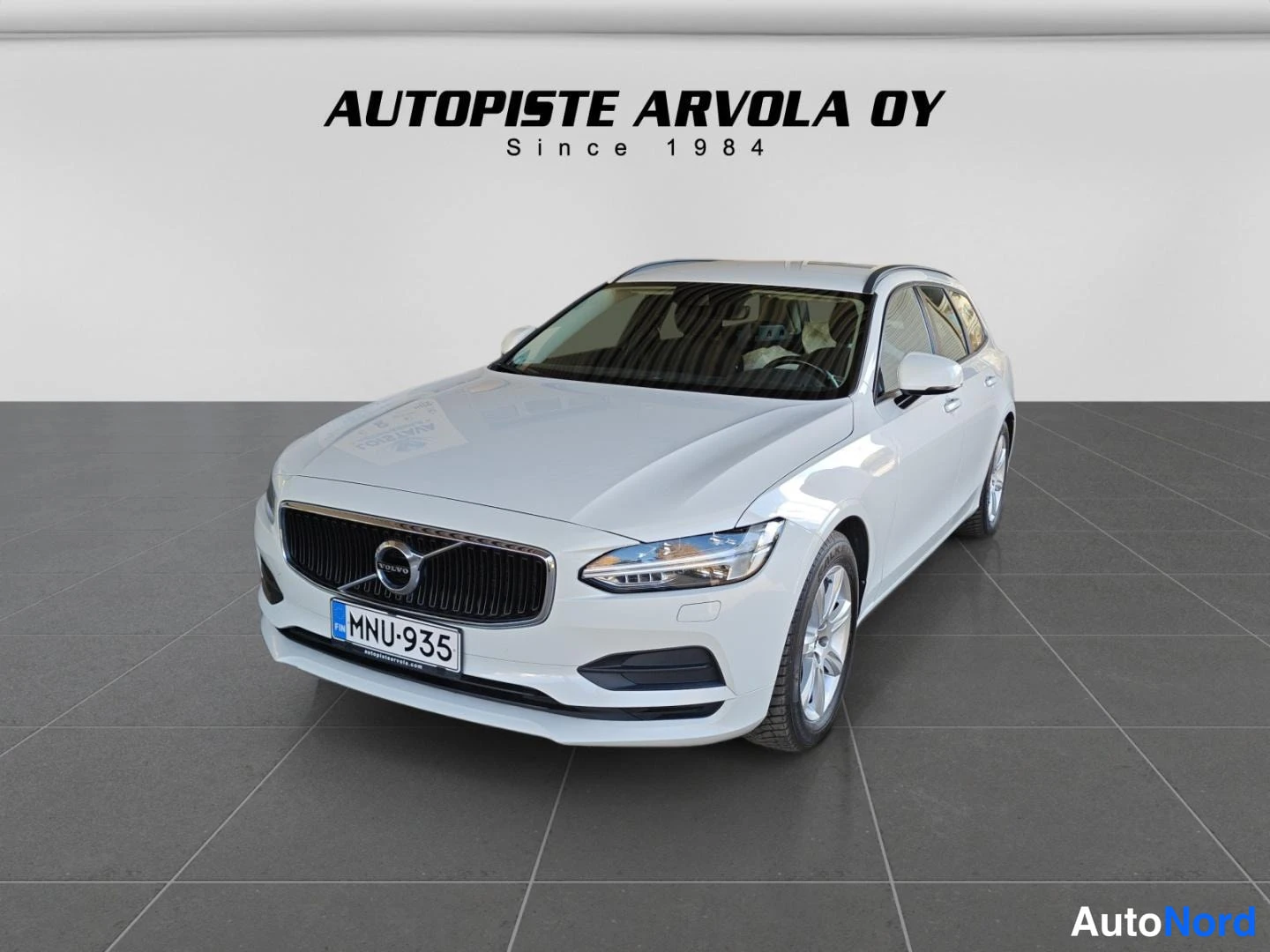 Valkoinen Volvo V90 2018, etuviisto, keula vasemmalle, kuva 4