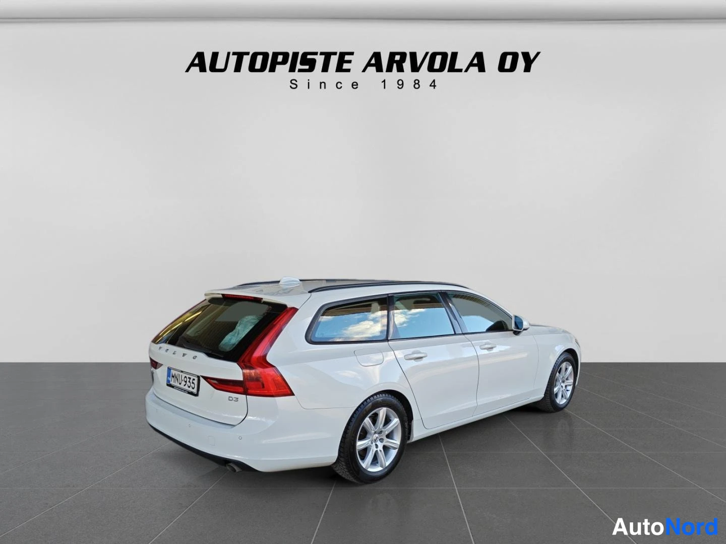 Valkoinen Volvo V90 2018, takaviisto, kuva 17