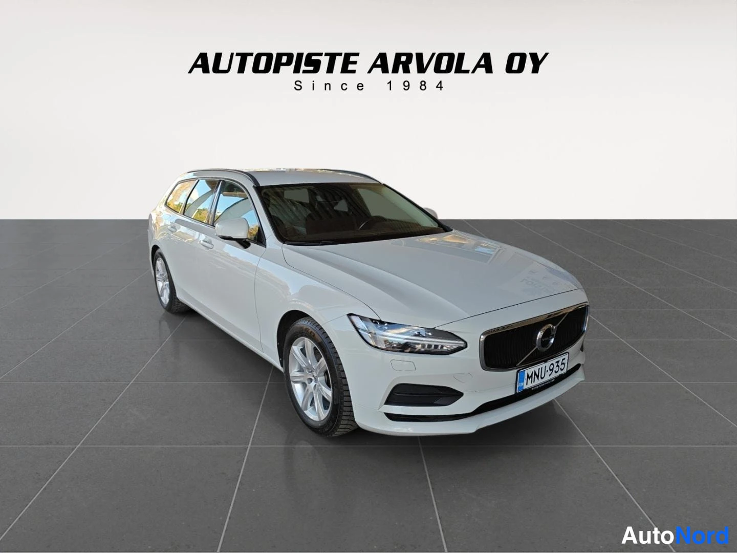 Valkoinen Volvo V90 2018, etuviisto, keula oikealle, kuva 10