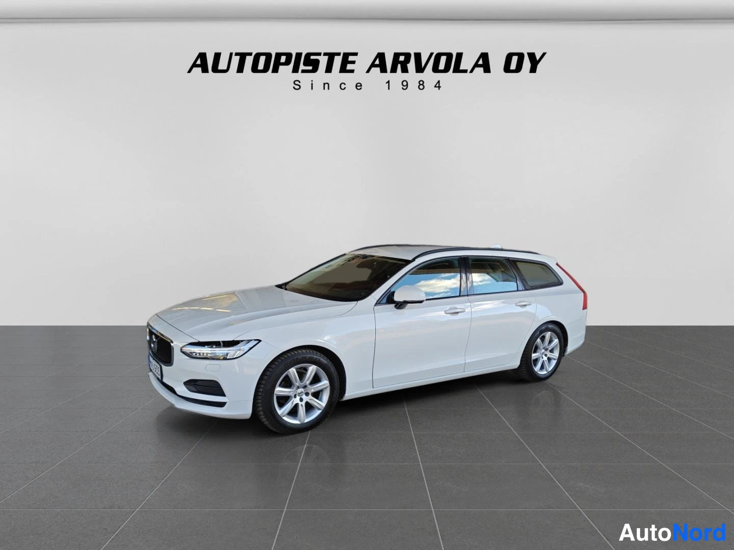 Valkoinen Volvo V90 2018, etuviisto, keula vasemmalle, kuva 5