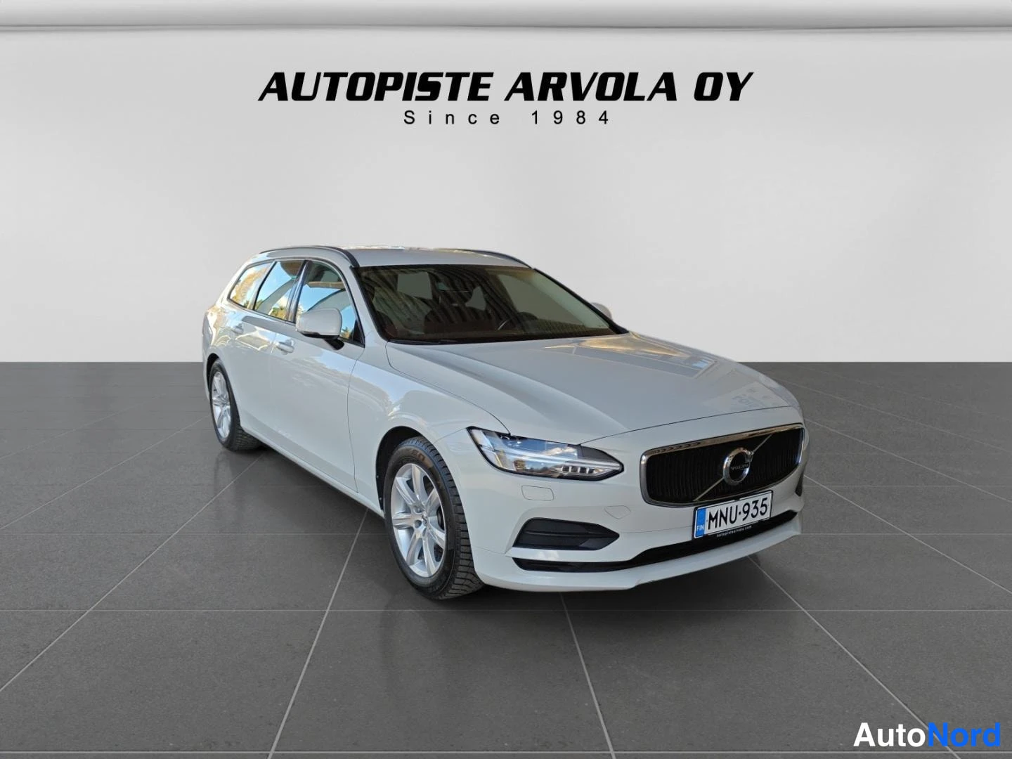 Valkoinen Volvo V90 2018, etuviisto, keula oikealle, kuva 11