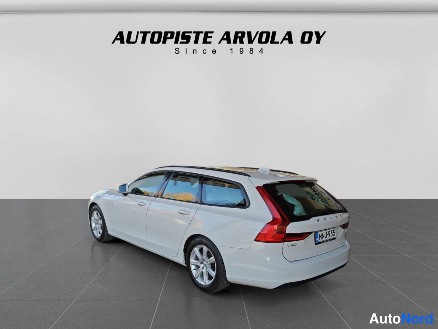 Valkoinen Volvo V90 2018, takaviisto, kuva 19