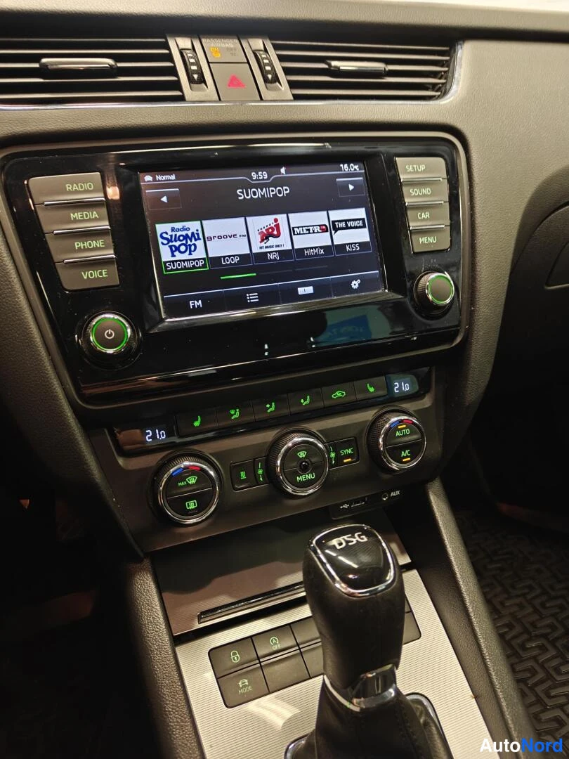 Muu: Radion näyttö listaa suomipoppää soittavia kanavia (Radio SuomiPOP, Groove FM, METRO, THE VOICE); alla AUTO-, A/C- ja SYNC-ilmastointipainikkeet sekä DSG-vaihte