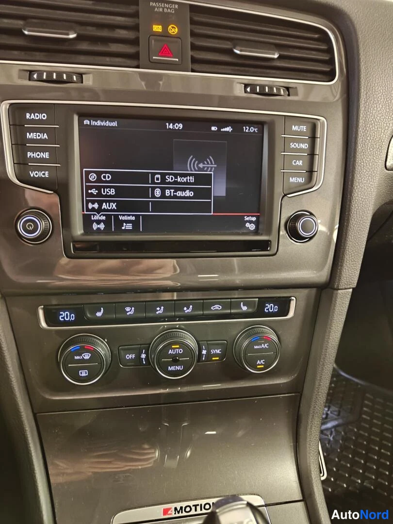 Muu: Keskikonsolin näyttö näyttää mediatilat: CD, SD-kortti, USB, BT-audio ja AUX, ilmastointipaneeli 20,0 astetta ja 4MOTION-merkintä alapuolella.