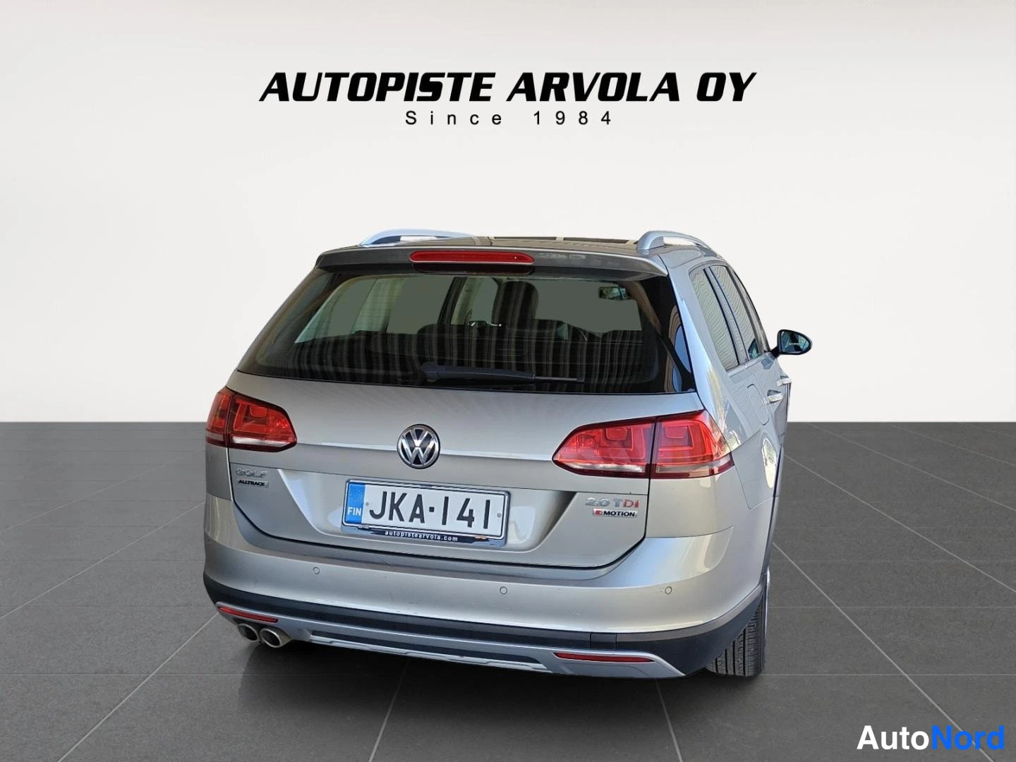 Takaa: Volkswagen Golf Variant suoraan takaa kuvattuna studiossa, hopeanharmaa autti, rekisterikilpi, perässä 2.0 TDI E-MOTION-merkintä, AUTUPISTE ARVOLA OY logo taust