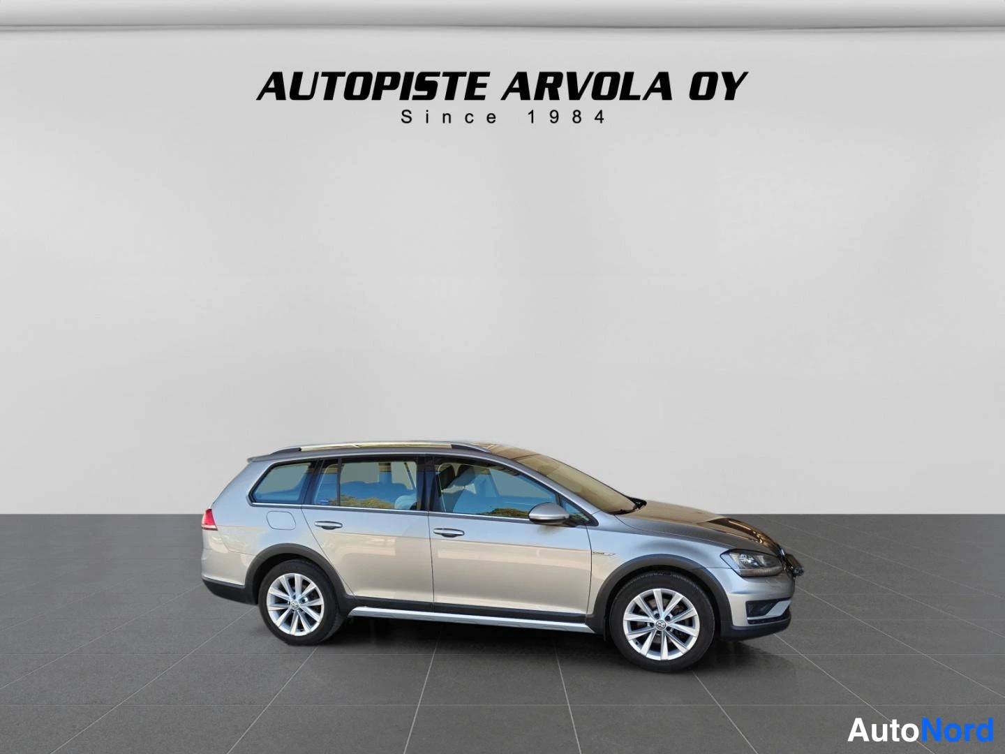Etuviisto, nokka oikealle: Volkswagen Golf 2016 farmari, hopeanharmaa, kolmivartalokuva keula oikealle studiossa