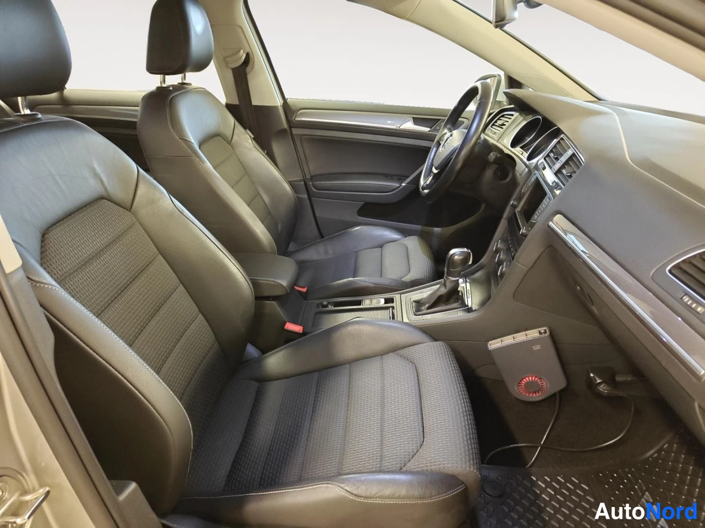 Muu: Volkswagen Golf 2016 etupenkit ja kojelauta tummalla nahkasisustuksella