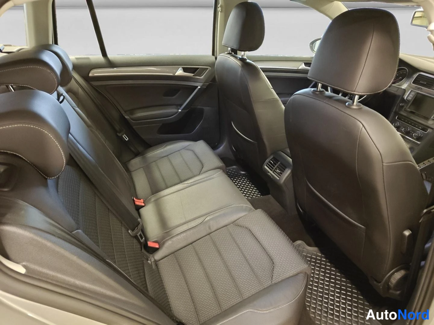 Muu: Volkswagen Golf 2016 takaistuin nahkasisustuksella