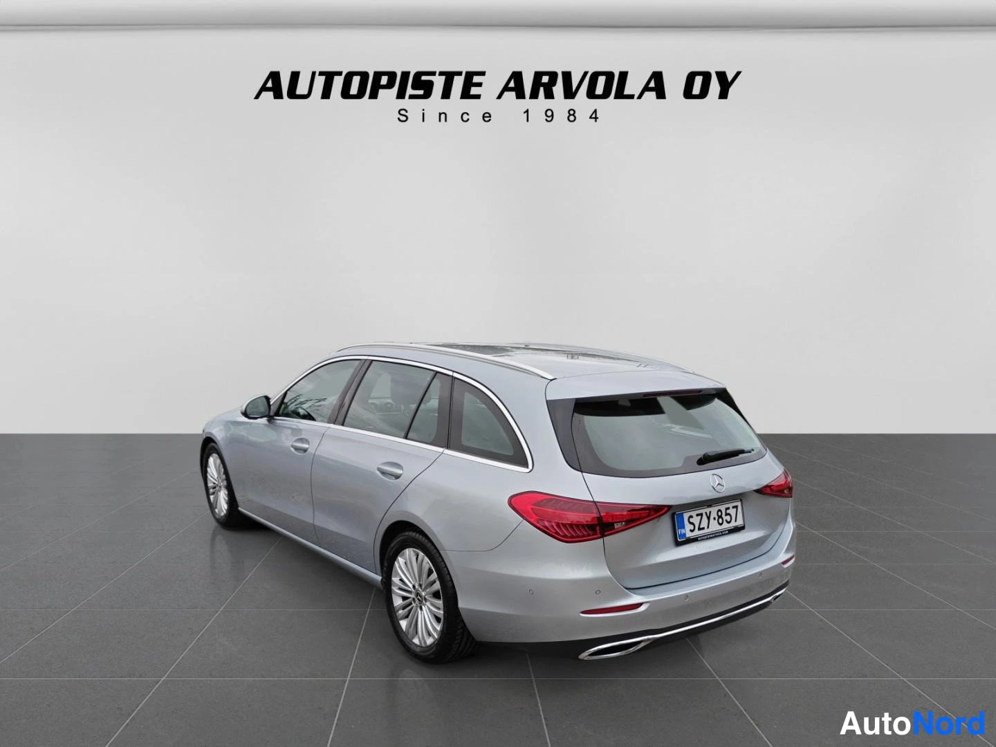 Takaviisto: Mercedes-Benz C -farmari takaviistosta vasemmalta, hopeanvärinen, rekisteri.