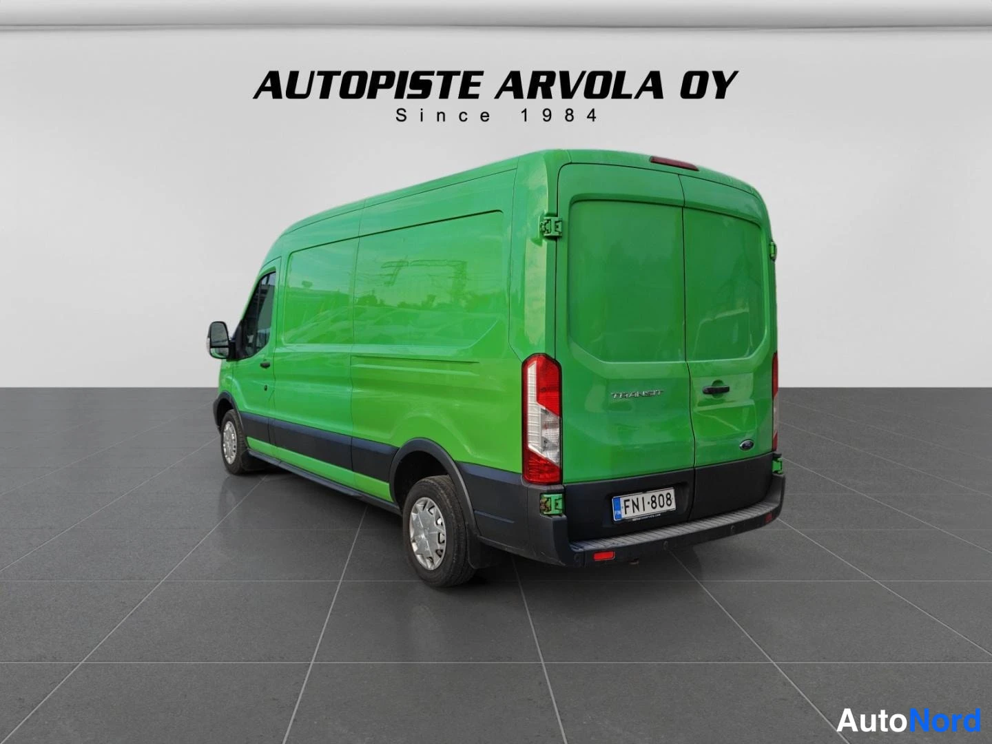 Takaviisto: Ford Transit -pakettiauto takaapäin oikealta vihreänä studiovalokuvassa