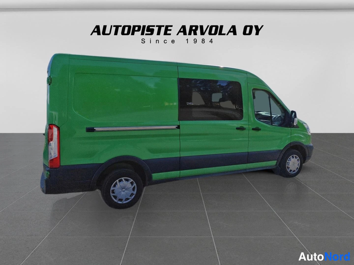 Sivulta: Ford Transit -pakettiauto sivulta vasemmalta vihreänä studiovalokuvassa
