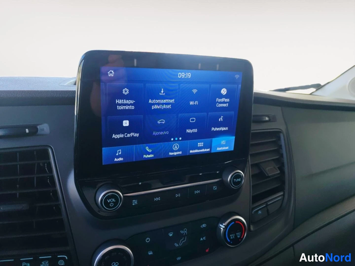 Yksityiskohta: Kojelaudan medianäyttö, jossa Ford Sync-valikko: Apple CarPlay, Wi-Fi, FordPass Connect ja navigointi.