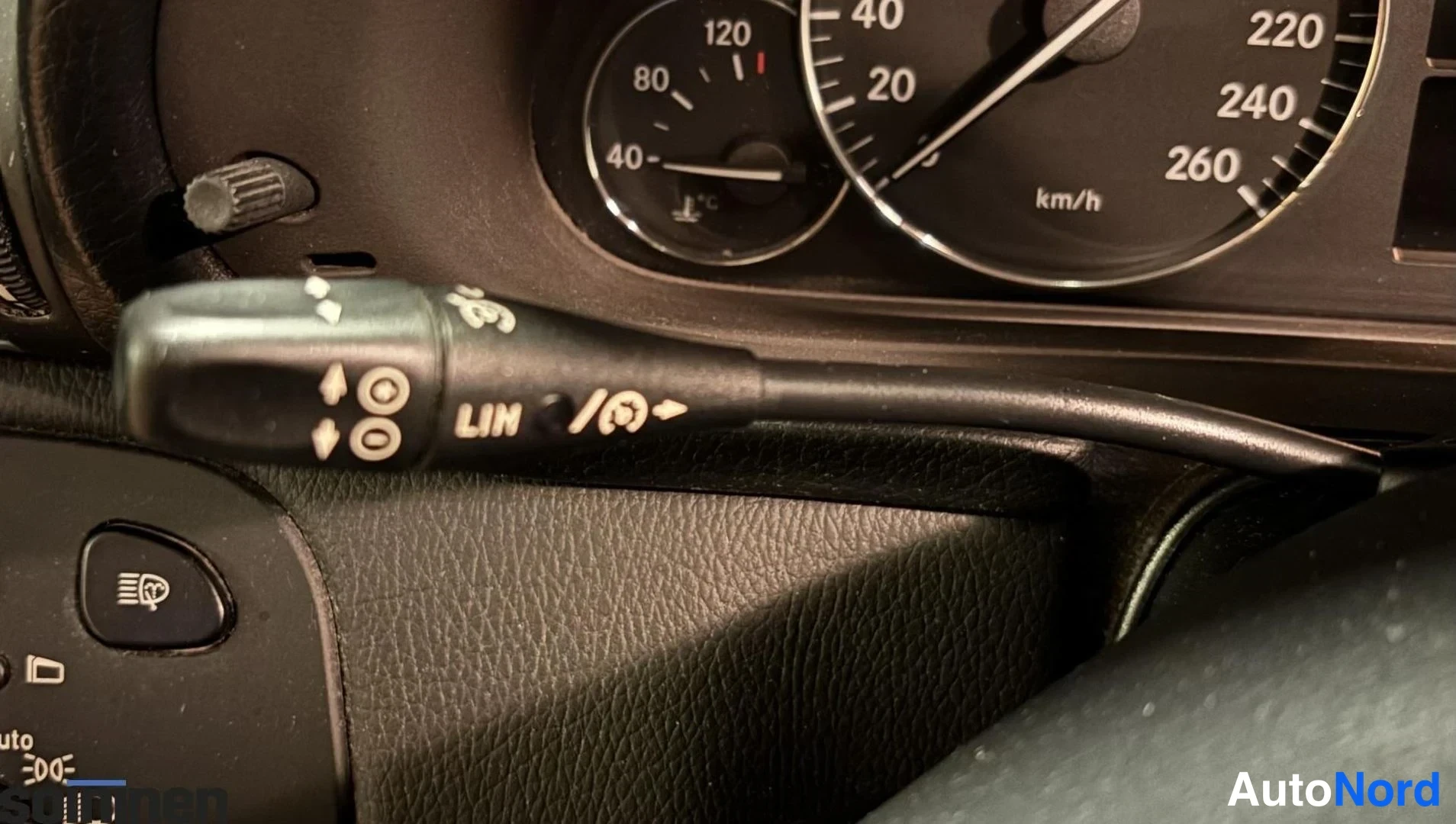 Muu: Kytkin- ja suuntavilkkuvipu kojelaudan ristissä, km/h-nuoli taulu.